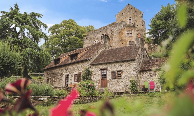Rouez Cottage | Charming Riverside Cottage with Fishing & Wifi, Near Historic Sites