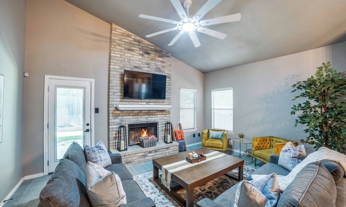 North San Antonio - SAT House | Charming Royal Casa with KING BED in North Central SA with FIRE PIT