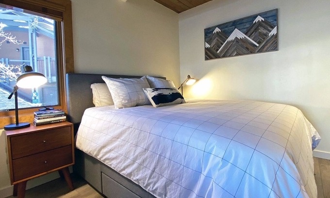 Snowmass Village Apartment | Charming slopeside condo with pool