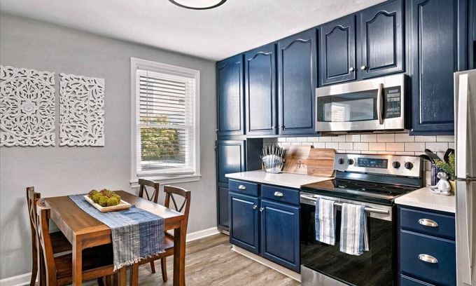 South Side Slopes House | Charming Southside Pitt Home w/ Pool Table + Yard