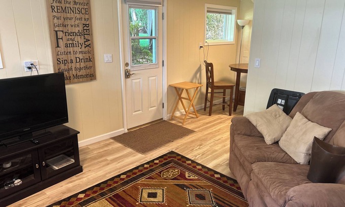 Coeur d'Alene Apartment | Charming studio with WiFi and AC in lovely Location in Sanders Beach Nbrhd, CDA