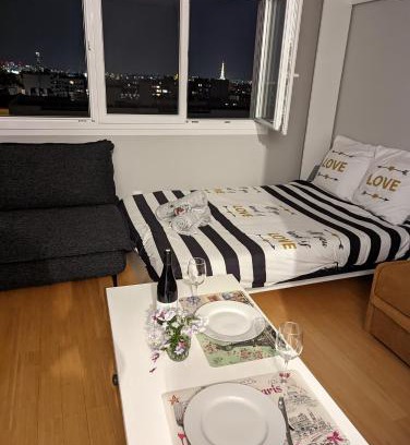 Quartier de la Folie-Mericourt Apartment | Charming Studio with Eiffel View