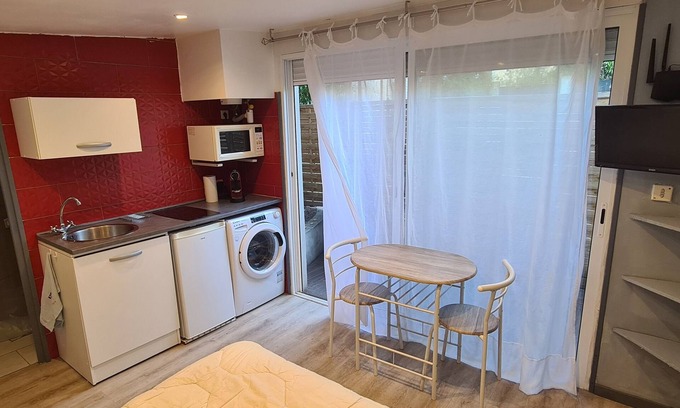 Saint Maurice Apartment | Charming Studio with Private Terrace in a Quiet Area - Urban Escape Guaranteed!