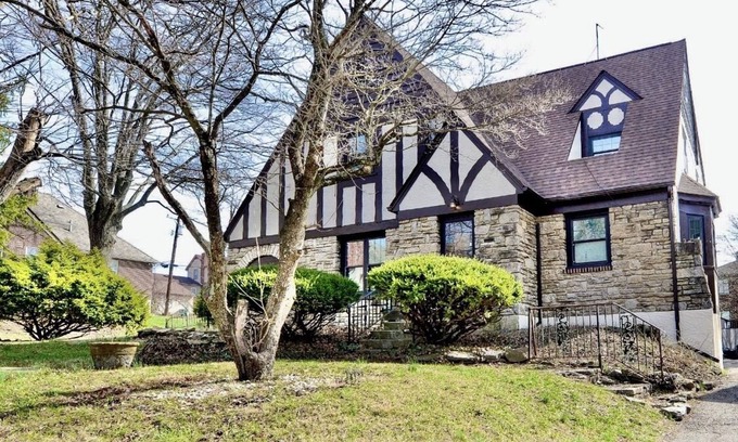 Roselawn Finance House | Charming Stylish Tudor Home Mins from Downtown