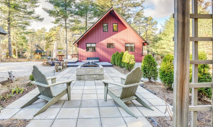 Chocorua Ski and Beach Cabin | Charming Tamworth Cabin w/Grill & Fireplace