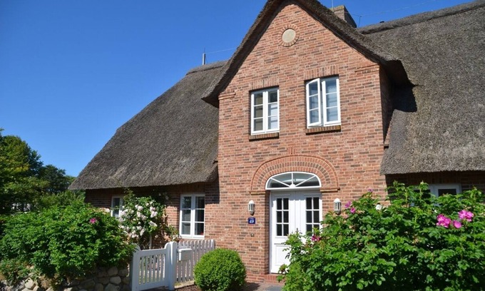 Suderende House | Charming thatched house with large garden in the village center of Süderende