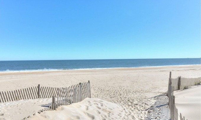 North Shores House | Charming town home located just steps to the peaceful North Shores Beach!