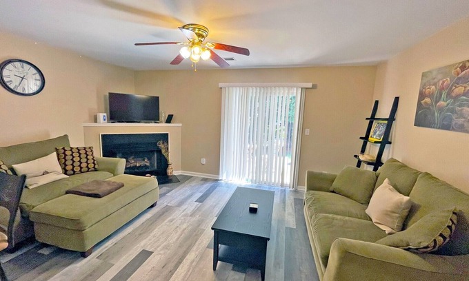 Paw Creek House | Charming Townhome Close to Uptown ~ Free Parking