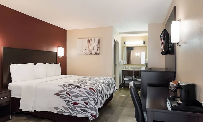 Tupelo Hotel | Charming Tupelo Retreat! Pool, Free Parking, Near Elvis Presley Birthplace