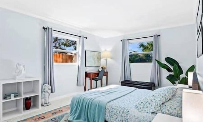 Ridge Wood Heights House | Charming Villa 14 mins away from Siesta Key Beach