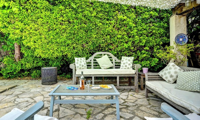 8th Arrondissement Villa | Charming villa 200 m from the sea with swimming pool