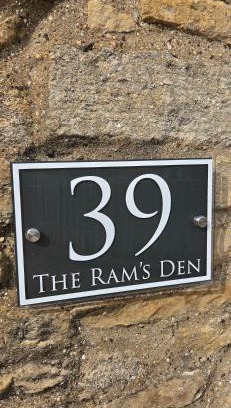 Stamford Apartment | Charming Village Cottage with Parking