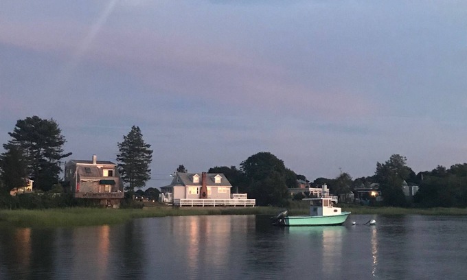 Portsmouth House | Charming waterfront cape on Bluebill Cove