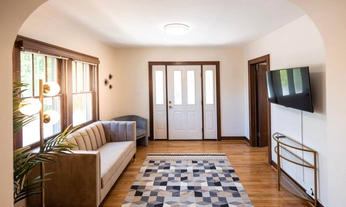 East Central House | Charming3Bdrm ●Great Location ●Award Winning Beds