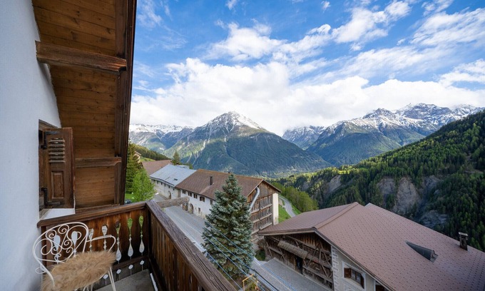 Vna Apartment | Chasa Rosa 3: 3.5-room apartment in the idyllic and sun-drenched mountain village of Vnà