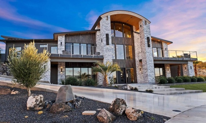 Hurricane Apartment | Chateau 58 ~ Ultra Luxury Mansion ~ Pool ~ Events!
