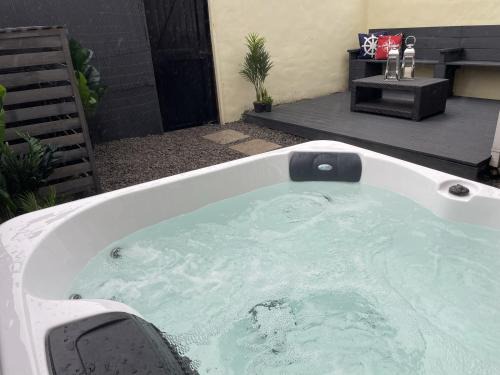 Woodhorn House | Château by the Sea - Luxury hotel style 3 bed with hot tub