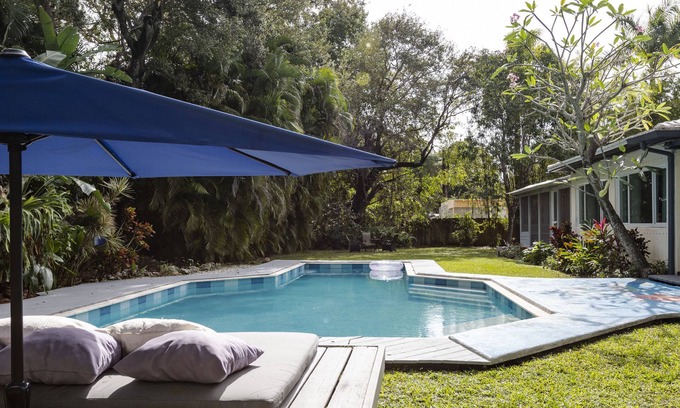 Biscayne Park House | Chateau L'Amour ❤️ Tropical Paradise w/pool & tree house!