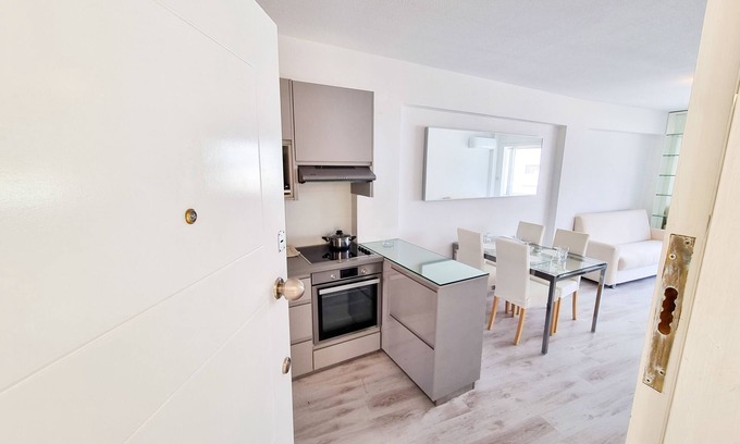 Larnaca Apartment | Cheer Up City Apartment