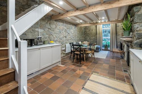 Dolgellau House | Cheerful 2 bedroom cottage with garden