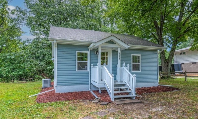 Silvis House | Cheerful 2BR Cottage on a Private Road
