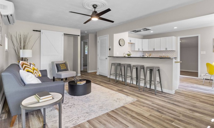 Iowa City House | Cheerful 2BR Home | close to UIHC, shopping & MORE