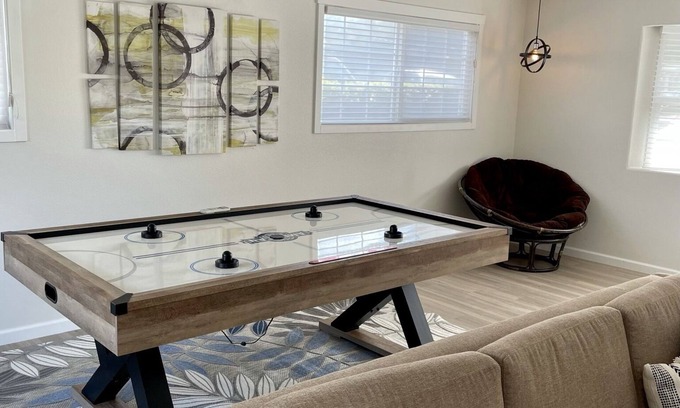 Vancouver House | Cheerful 3 bedroom home with a large bonus room