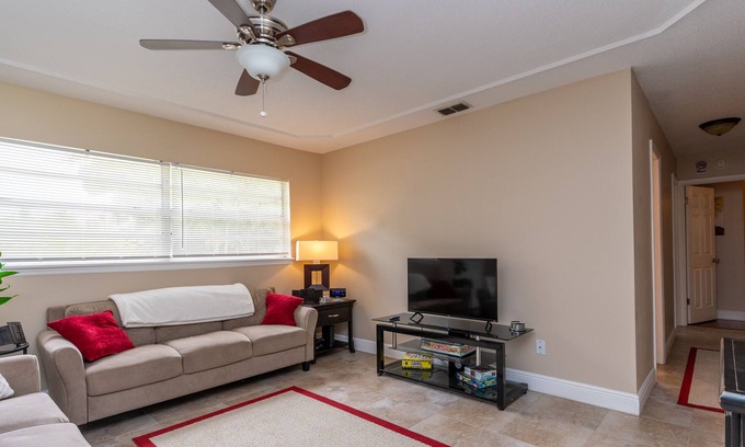 Azalea Park House | Cheerful 4-BDR Home Minutes From Universal Studios