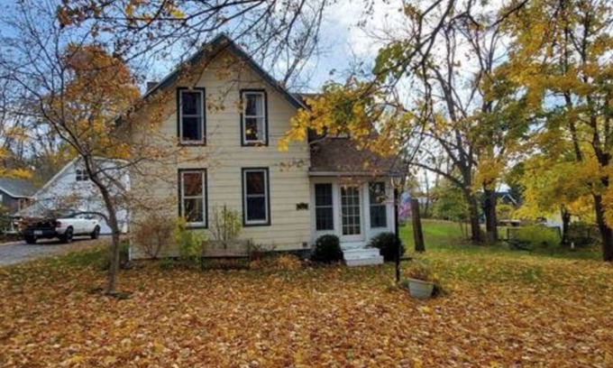 Town of Ledyard Cottage | Cheerful and Charming 4 BR/3BA Cottage by the Lake