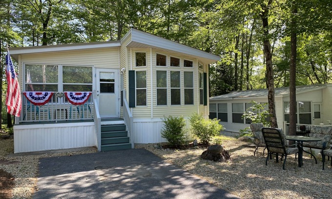 South Casco Cottage | Cheerful cottage with All inclusive family fun!