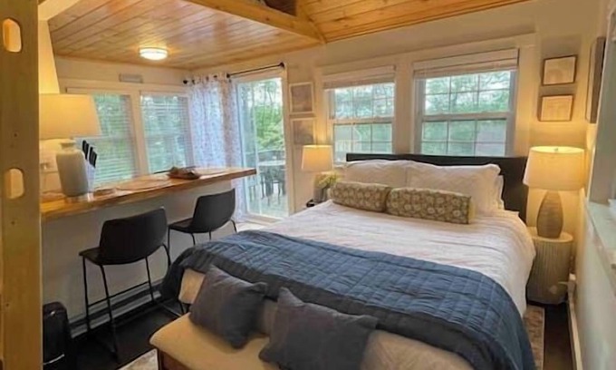 Edgecomb Cottage | Cheerful Cottage with Loft Close to Everything 6