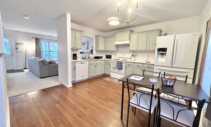 Paw Creek House | Cheerful & Cozy Home Near CLT Airport and Uptown CLT