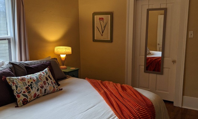 Athens House | 🌞 Cheerful Eclectic Bungalow in 🐕 Dog Friendly Neighborhood -NO PET FEES