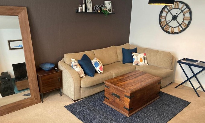 Kirkdale House | Cheerful Home FOR FOOTBALL, DOCKS AND CITY CENTRE
