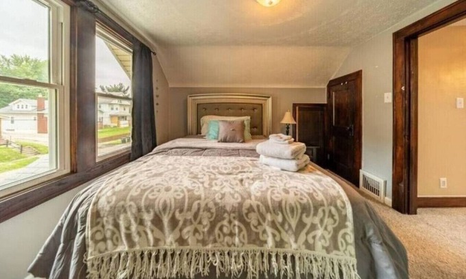 Akron House | Cheerful, Kenmore, Summit Lake