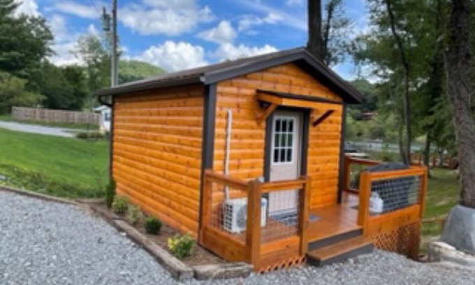 Hayesville House | Cheerful Lake Front Tiny Home
