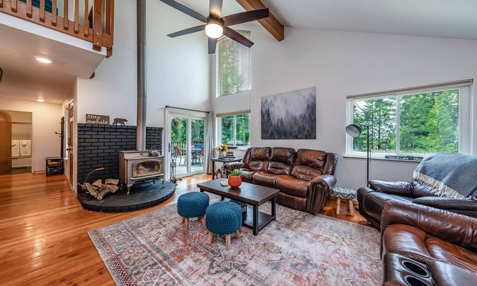 Shaver Lake Cabin | Cheerful, spacious family cabin ready for fun!