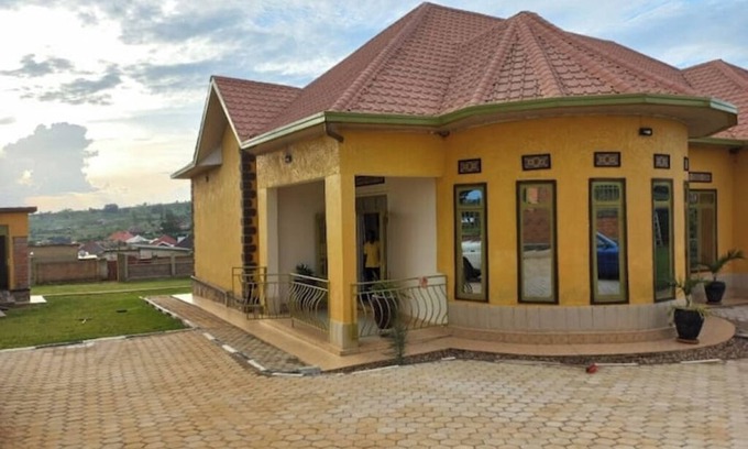 Kinazi House | Cheerful suburban Home
