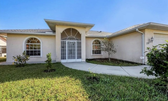 Warm Mineral Springs House | Cheerful & Vibrant Home Near Mineral Springs