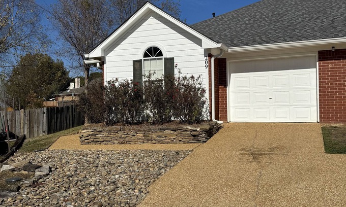 Flowood House | Cheerfull 3 bedroom 2 bath close to water & parks
