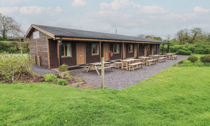 Cowbridge Cottage | CHERRY, romantic, country holiday cottage, with a garden in Cowbridge