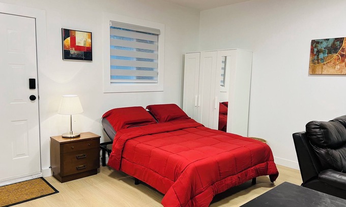 Surrey Newton House | Cherry Tree Studio. Attached kitchen,bath,laundry. Quiet. Convenient.