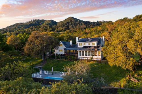 Cloverdale House | Chianti by AvantStay Stunning Secluded Ranch w Pickleball Court Barn
