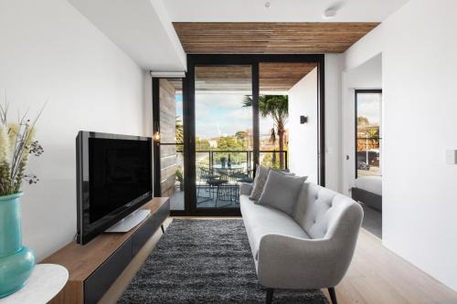 Malvern Apartment | Chic 1-Bed with a Sleek Balcony near Shops