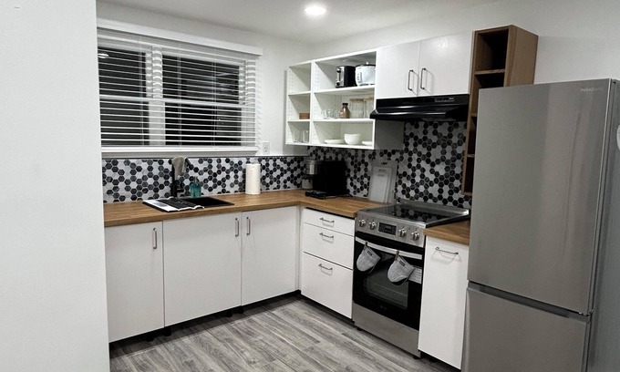 Lynn Apartment | Chic 1-bedroom apartment in cool Lynn with AC, WiFi, Full Bath and Full Kitchen