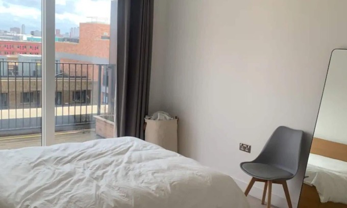 Bow Apartment | Chic 1BD Flat overlooking the canal - Hackney Wick