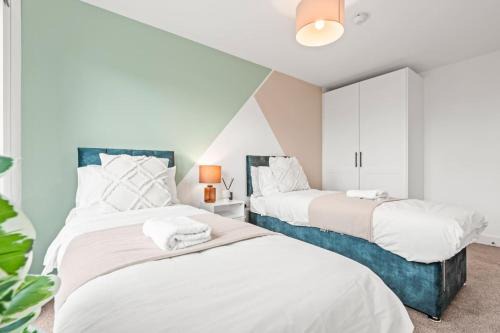 Vauxhall Apartment | Chic 2-Bed City Centre Apartment, Family-Friendly with Parking & Wi-Fi, Accommodates 4