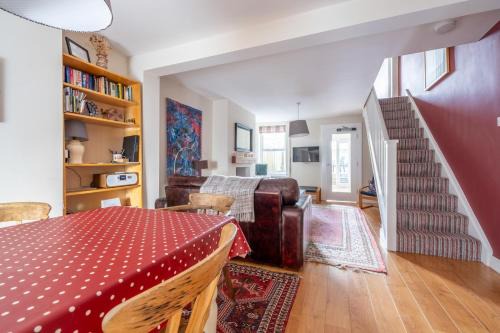 Abergavenny House | Chic 2-bedroom townhouse in vibrant Abergavenny
