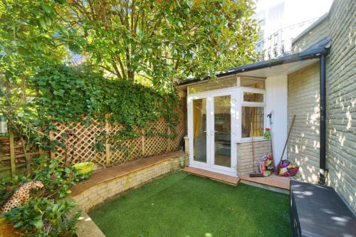 Belsize Park Apartment | Chic 2BD Flat 12 Mins from Hampstead Heath