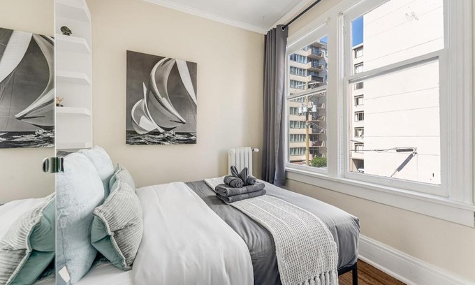 West End Apartment | Chic 2BR Condo in West End Downtown with Parking